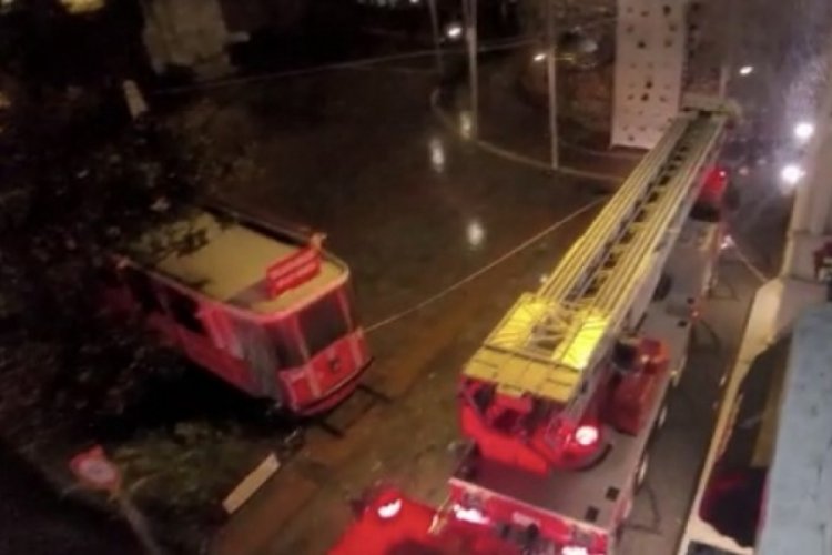 İstanbul'da r&uuml;zgar Galata Kulesi'nin korkuluklarını kopardı