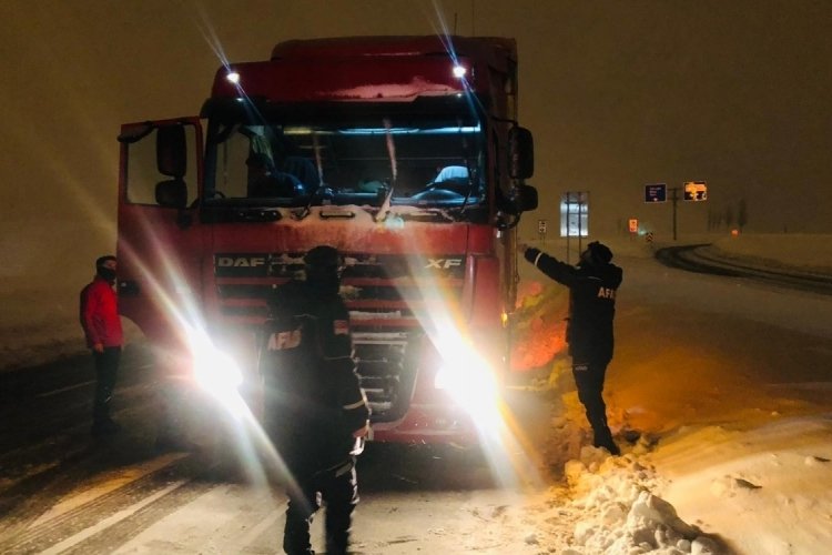 Bitlis'te yolda kalanların yardımına AFAD ve Kızılay yetişti