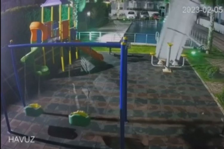 İzmir'deki ağa&ccedil; devrilmeleri ve &ccedil;atı u&ccedil;maları kameraya yansıdı