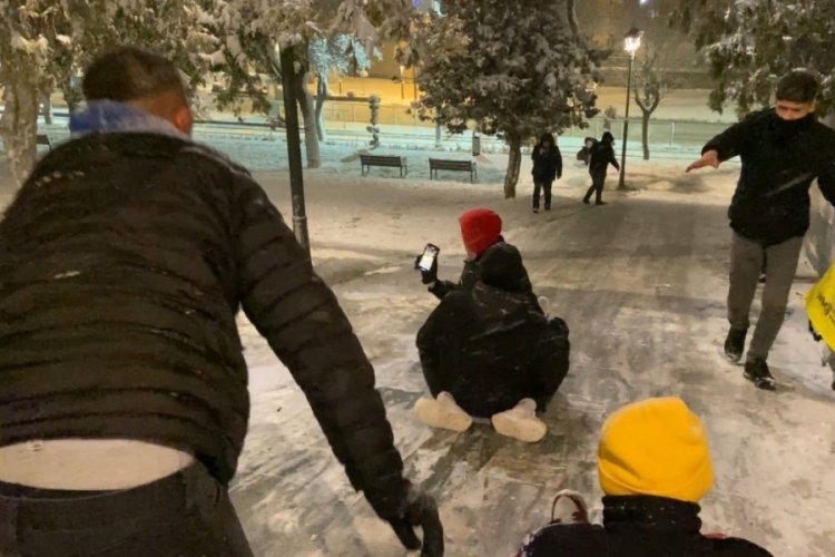 Konya'da vatandaşlar karın tadını poşetten kayak ile &ccedil;ıkardı