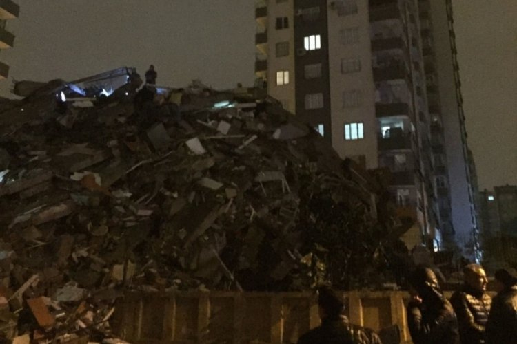 Adana'da 14 bina &ccedil;&ouml;kt&uuml;: Kurtarma &ccedil;alışmaları s&uuml;r&uuml;yor