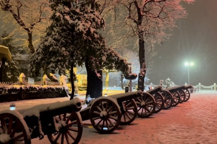 Bursa'da şiddetli kar yağışı etkisini g&ouml;sterdi