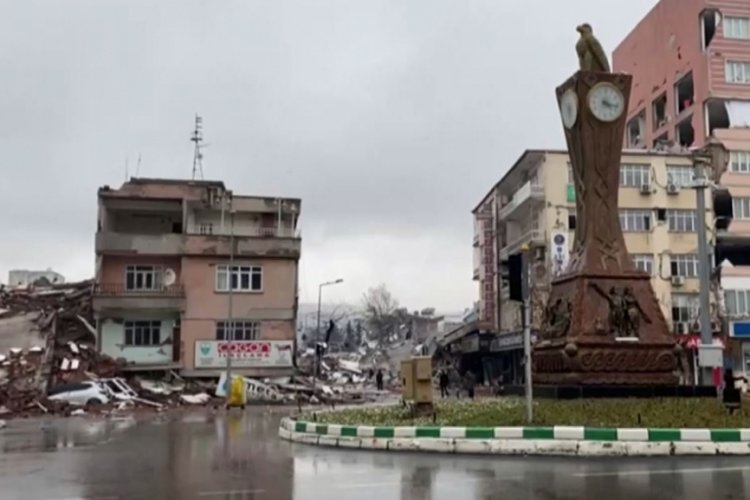 Adıyaman'daki yıkım g&uuml;n ağarınca ortaya &ccedil;ıktı