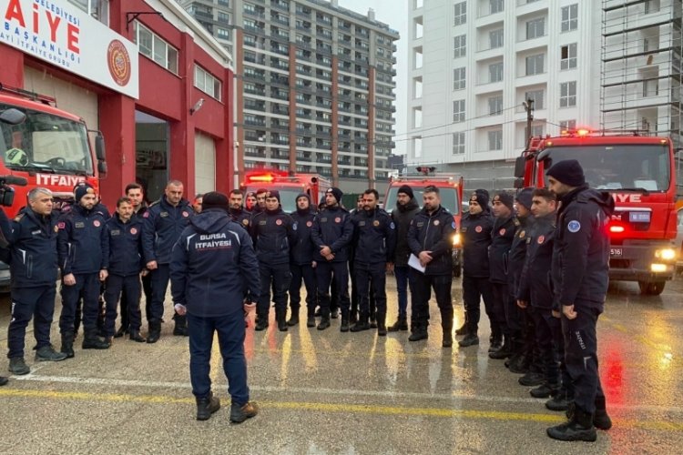Bursa B&uuml;y&uuml;kşehir Belediye itfaiye ekiplerinden afet alanına yardım