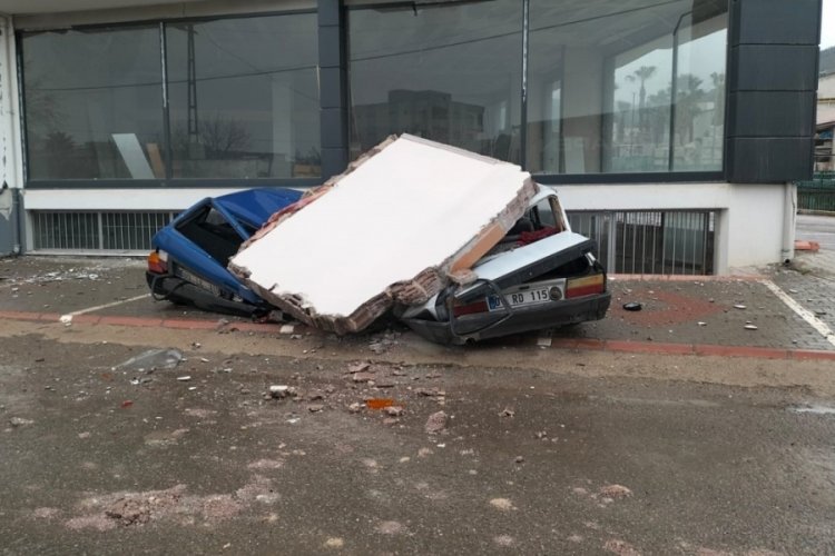 Osmaniye'nin D&uuml;zi&ccedil;i il&ccedil;esinde &ccedil;&ouml;ken binadan bir yaralı &ccedil;ıkartıldı