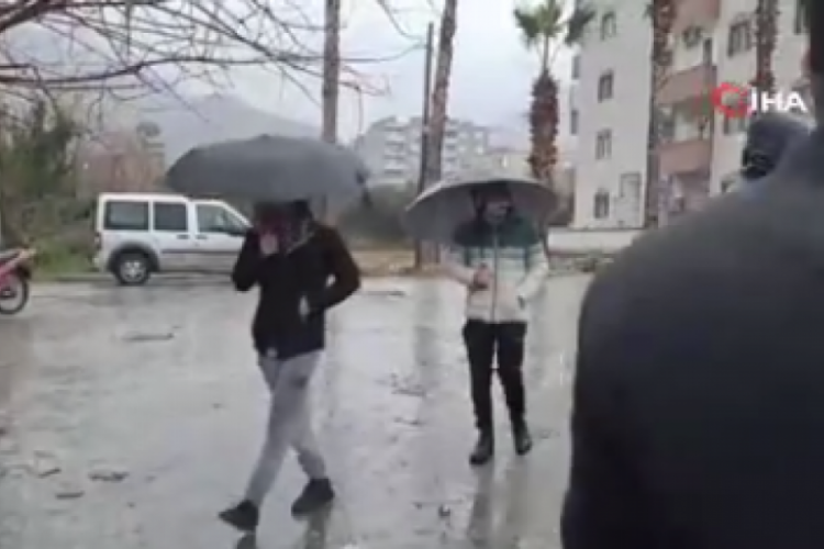 Hatay'da &ccedil;&ouml;ken 3 katlı binadan 4 cenaze &ccedil;ıkarıldı