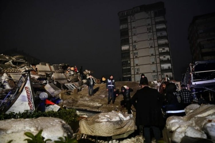 7.4'l&uuml;k deprem d&uuml;nyada manşet!