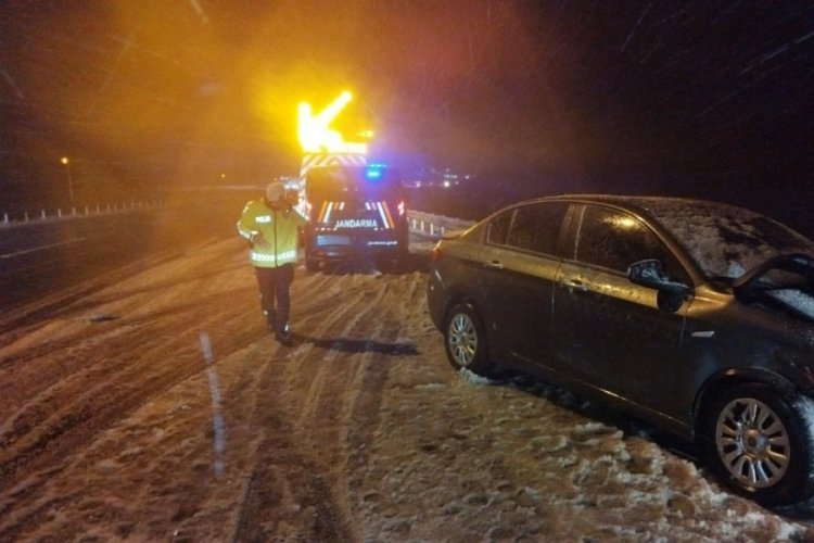 Bursa'da aynı yolda trafik kazası!  2 yaralı