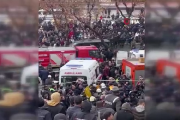 Enkazdan &ccedil;ıkarılan yaralılar ambulansla hastanelere sevk ediliyor