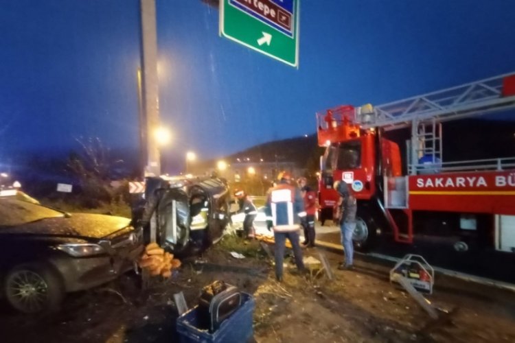 Deprem b&ouml;lgesine giderken kazaya karıştılar: 2 yaralı