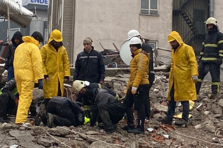 Gaziantep'te enkaz altından ses gelince ekipler seferber oldu