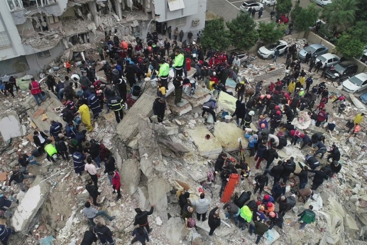 Adana'da bir kişi daha enkazdan sağ &ccedil;ıkarıldı
