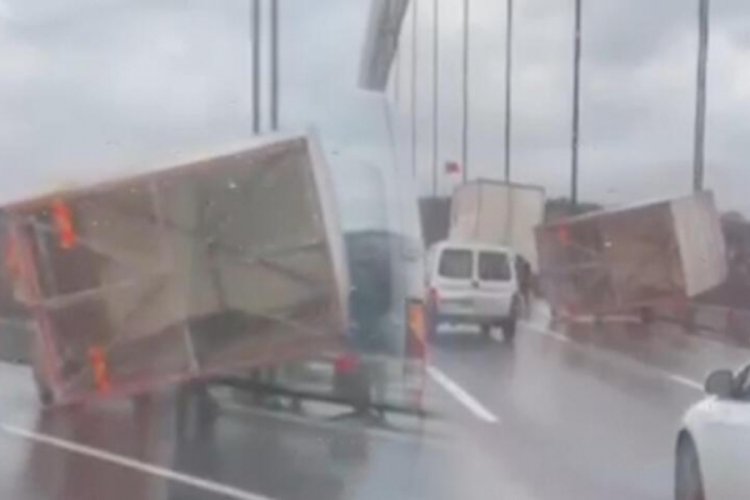İstanbul'da şiddetli r&uuml;zgar r&ouml;morku devirdi