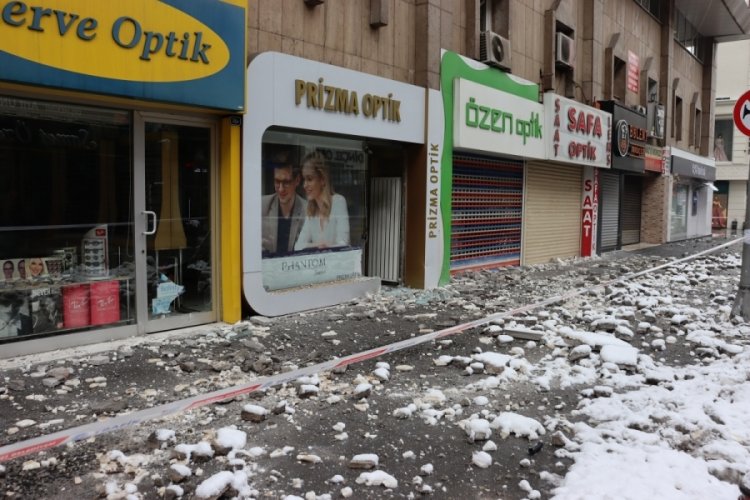 Kayseri'de depremin hasarı g&uuml;n ağarınca ortaya &ccedil;ıktı