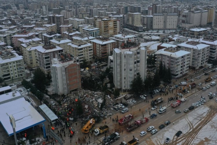 Milli g&uuml;reş&ccedil;i Taha Akg&uuml;l'den yardım &ccedil;ağrısı: G&uuml;reş&ccedil;ilerimizin kaldığı bina da yıkıldı...
