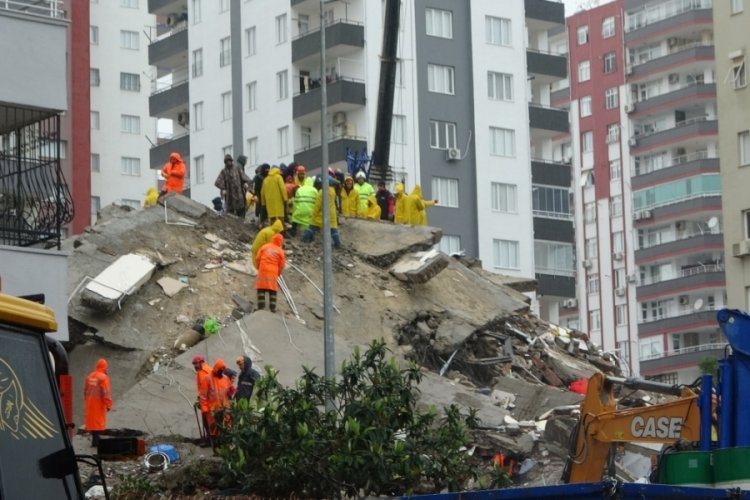 Aileler enkaz altından gelecek g&uuml;zel bir haberi g&ouml;zyaşları ile bekliyor