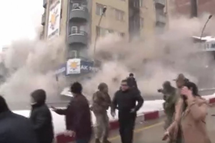 Deprem b&ouml;lgesinde tehlike devam ediyor! Bir bina daha yıkıldı