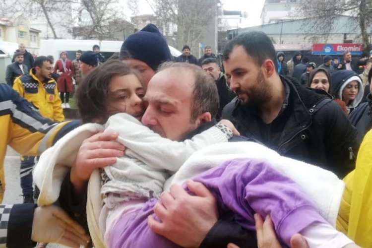 Kahramanmaraş'ta 5 yaşındaki çocuk enkazdan kurtarıldı