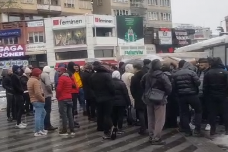 Bursa'da vatandaşlar Kızılay Kan Merkezi &ouml;n&uuml;nde kuyruk oluşturdu
