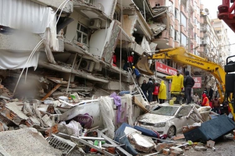 Diyarbakır'da yıkılan apartmanda kurtarma ekipleri yaralandı