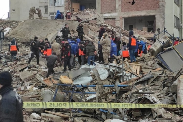 Elazığ'da enkazda 2 polisin kaldığı iddia edildi