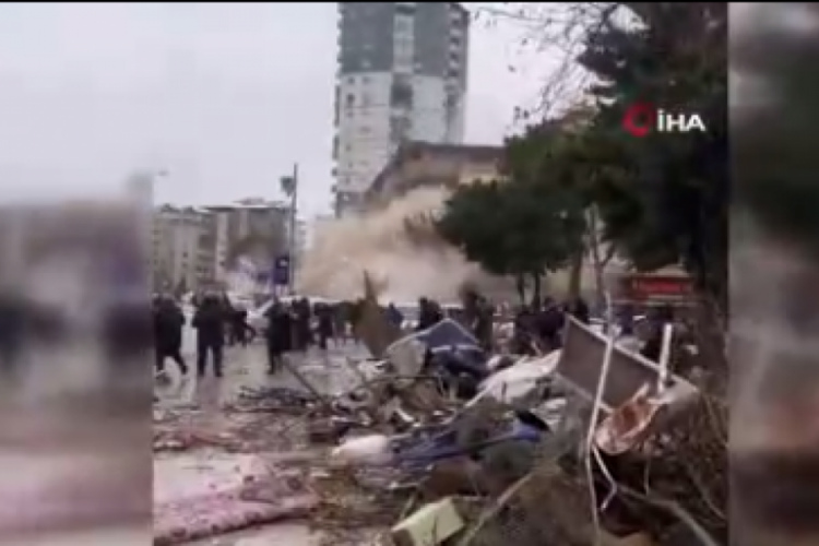 Gaziantep'te dehşet anları: Bina saniyeler i&ccedil;erisinde enkaza d&ouml;n&uuml;şt&uuml;