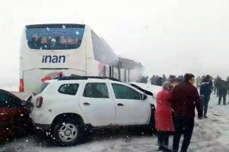 Niğde Otoyolu'nda 15 ara&ccedil; birbirine girdi!