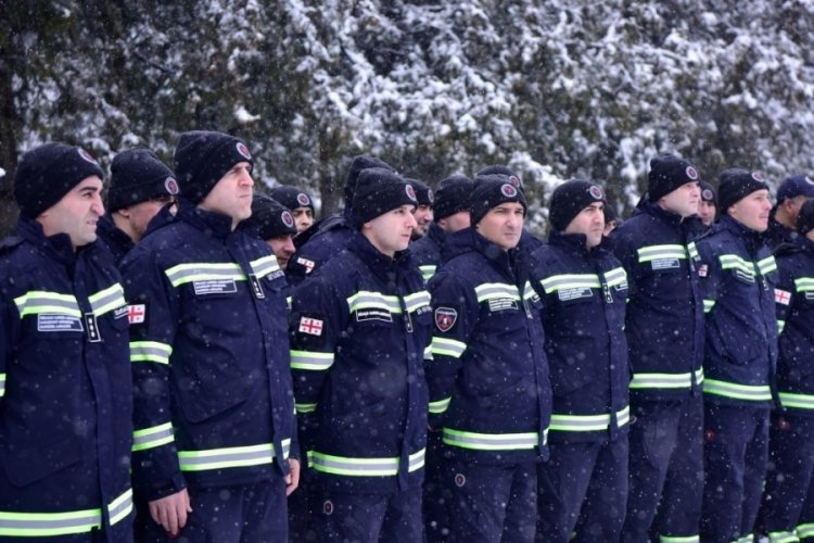 G&uuml;rcistan, T&uuml;rkiye'ye 60 kişilik arama-kurtarma ekibi yolladı