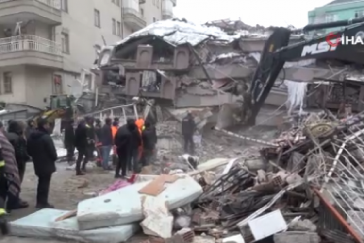 Malatya'da 6 katlı binanın &ccedil;&ouml;kme anı kamerada