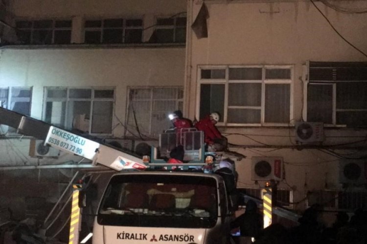 Depremde zarar g&ouml;ren hastanede mahsur kalan hemşire ve hastalar kurtarıldı