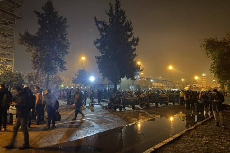 Adana'da arama kurtarma ekipleri havalimanında mahsur kaldı