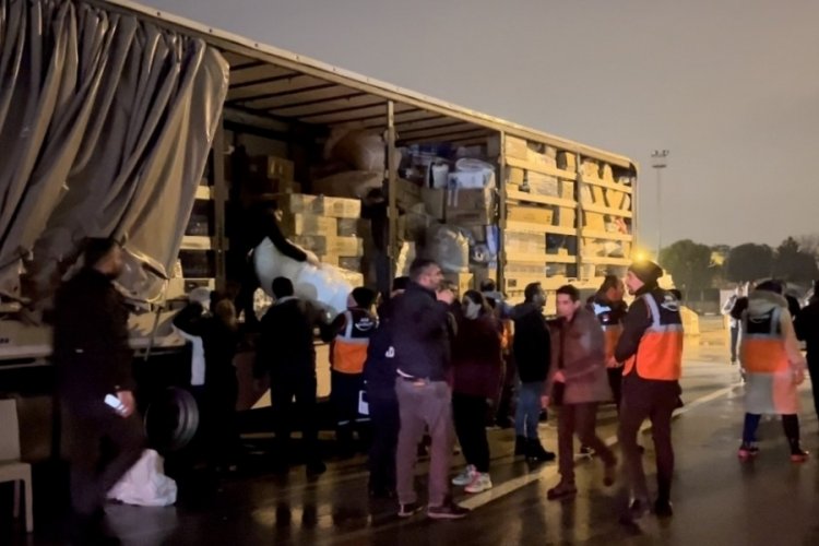 Bursa'da vatandaşlar depremzedeler i&ccedil;in seferber oldu