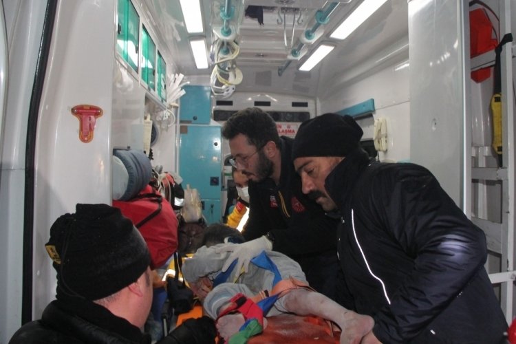 Hatay'da 2 k&uuml;&ccedil;&uuml;k &ccedil;ocuk enkazdan sağ olarak kurtarıldı