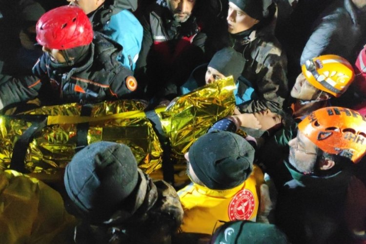 Şanlıurfa'da gen&ccedil; kız 19 saat sonra enkazdan &ccedil;ıkarıldı