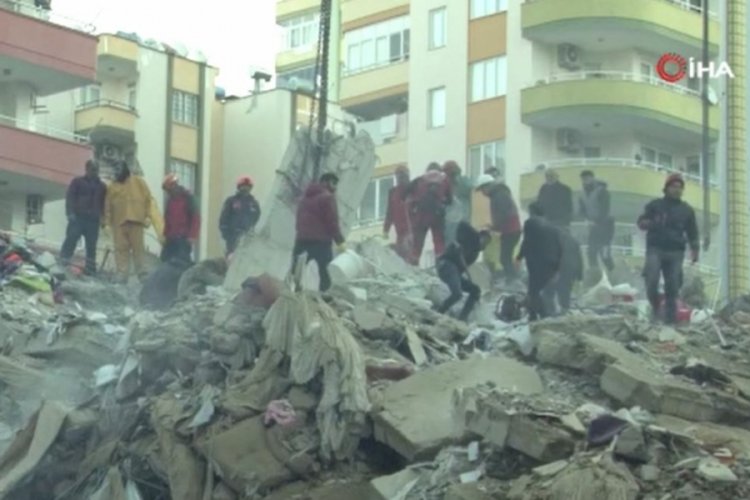 Adana'da arama kurtarma &ccedil;alışmalarına devam ediliyor
