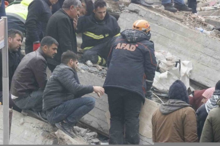 Adıyaman'da enkazda arama &ccedil;alışmaları s&uuml;r&uuml;yor