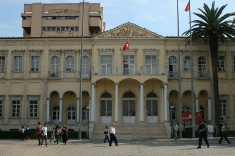 İzmir Valiliği, deprem b&ouml;lgelerine &ccedil;ok sayıda personel g&ouml;nderildiğini duyurdu