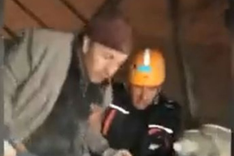 Malatya'da enkazdan 1 kişi sağ olarak &ccedil;ıkarıldı
