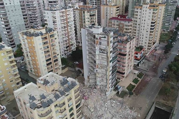 Adana'da enkaz b&ouml;lgesi g&uuml;n&uuml;n ilk ışıklarıyla g&ouml;r&uuml;nt&uuml;lendi