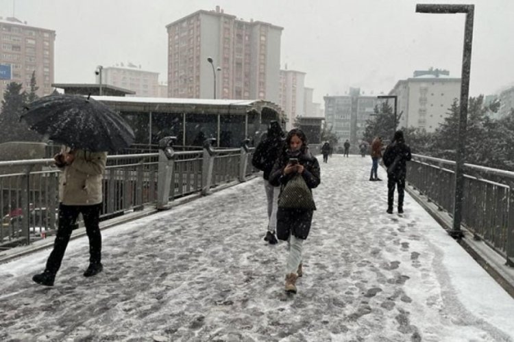 İstanbul'da kar yağışı etkisini s&uuml;rd&uuml;r&uuml;yor