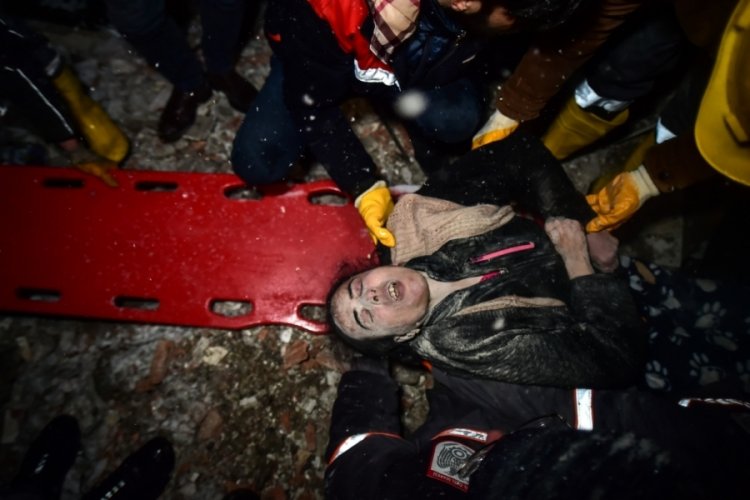 Kahramanmaraş'ta 18 saat sonra Sevgi isimli kadın sağ &ccedil;ıkarıldı