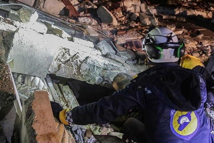 Enkaz altındakileri arayıp dalga ge&ccedil;en 2 kişi g&ouml;zaltına alındı