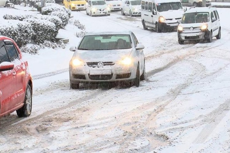 İstanbul'da ara&ccedil;lar yolda kaldı
