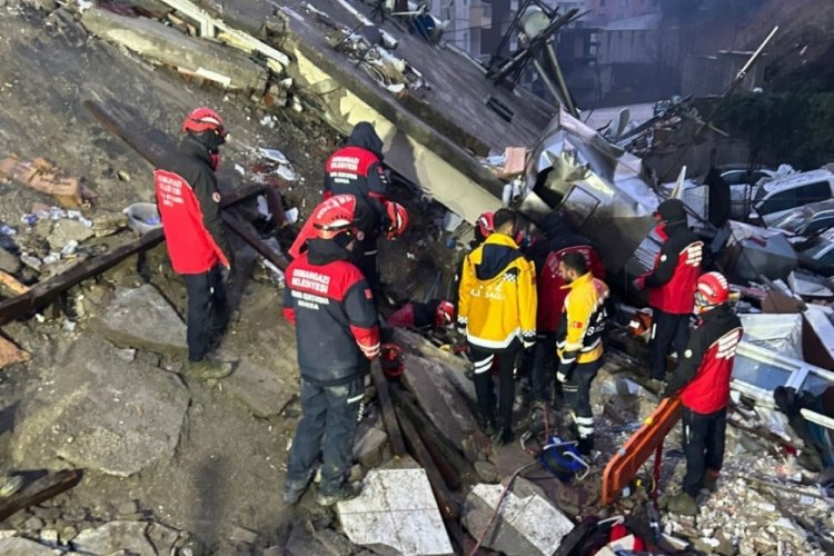 Osmangazi Belediyesi ekipleri 17 yaşındaki Dilara'yı 30 saat sonra enkazdan kurtardı