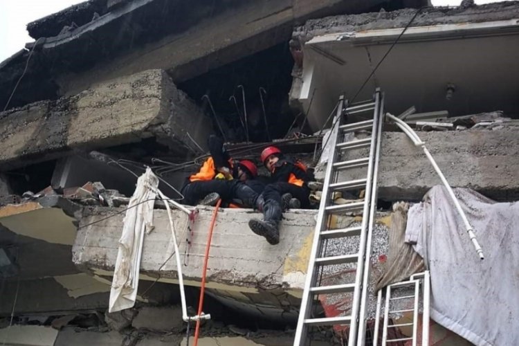 Kayserili ekip enkaz altından 18 kişiyi sağ olarak &ccedil;ıkardı