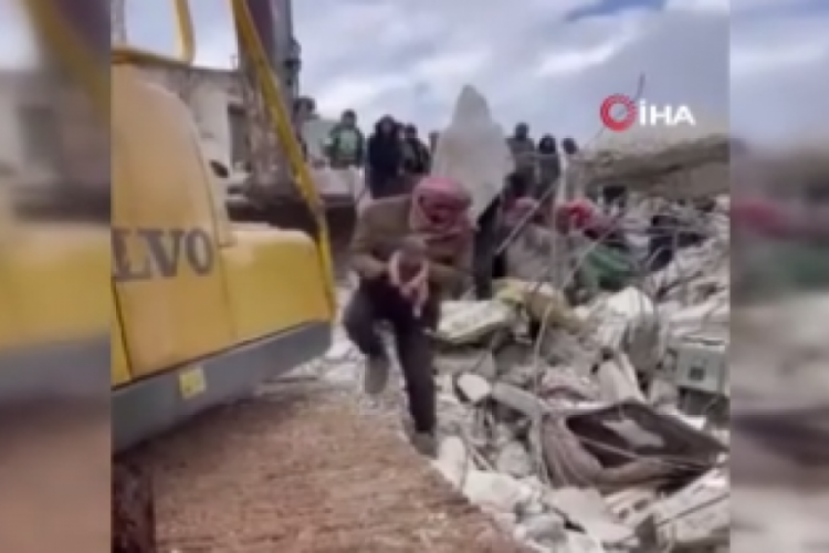 Enkaz altında doğum yaptı