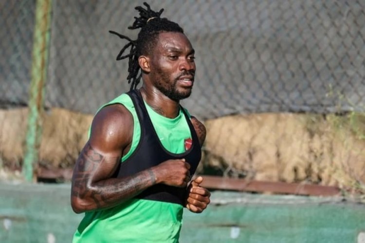 Hataysporlu Christian Atsu enkazdan yaralı olarak &ccedil;ıkarıldı