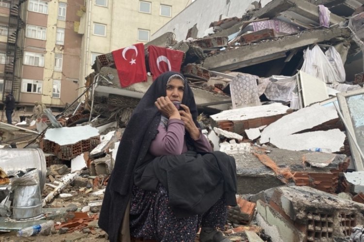 T&uuml;rk bayrağı enkazda bile yere d&uuml;ş&uuml;r&uuml;lmedi