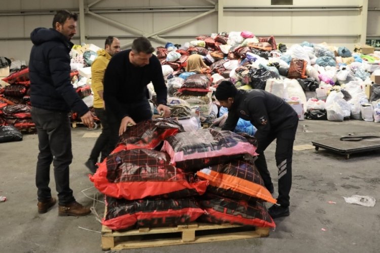Bursa depremzedeler i&ccedil;in yardım topluyor