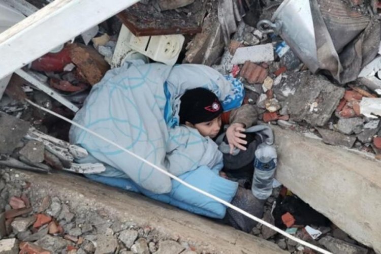 Hatay'da enkaz altında kalan &ccedil;ocuk kurtarılmayı bekliyor
